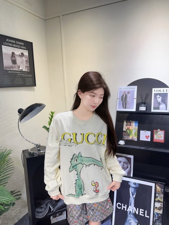 Hoodies & Sweatshirts