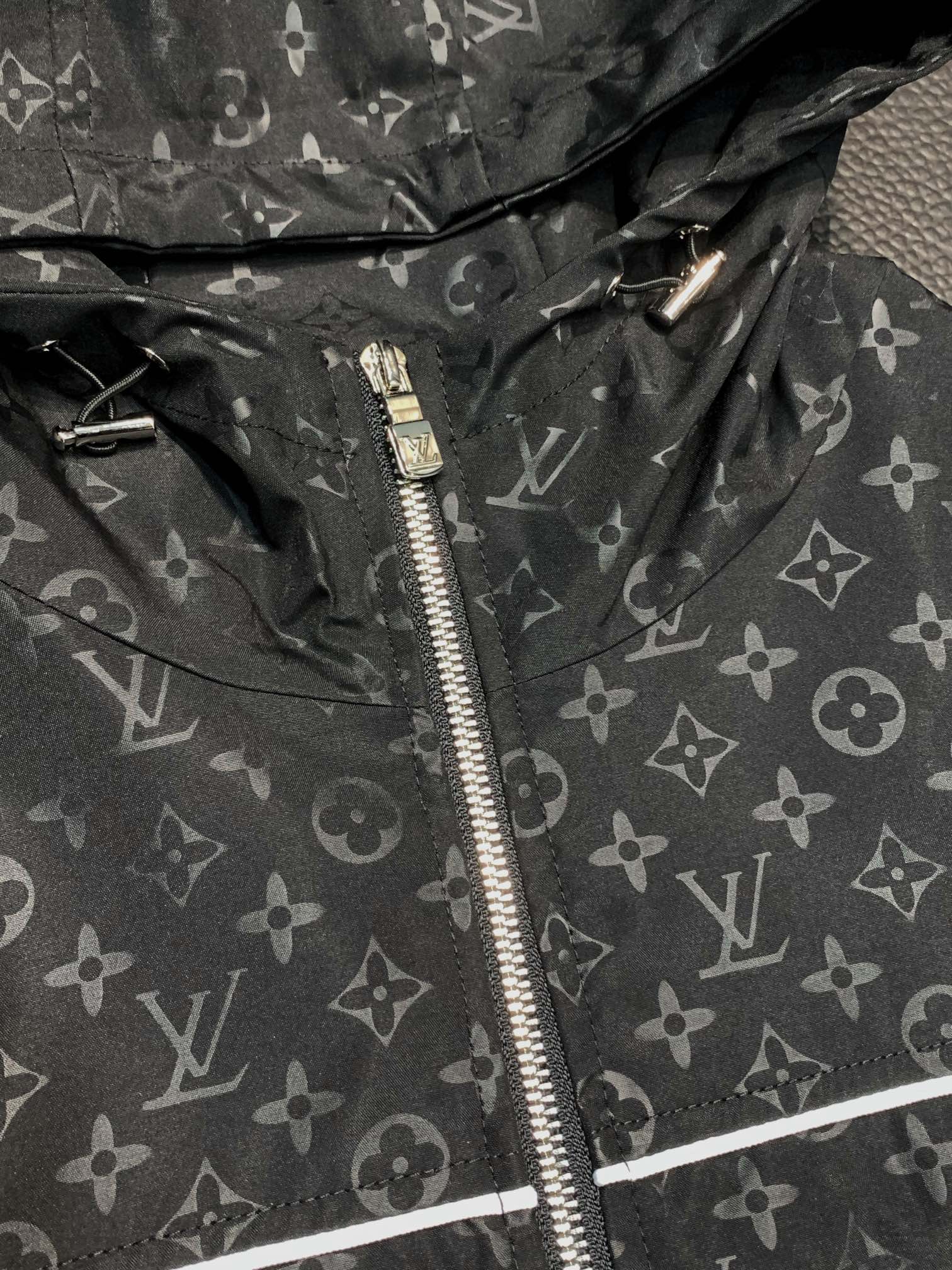 Hoodies & Sweatshirts