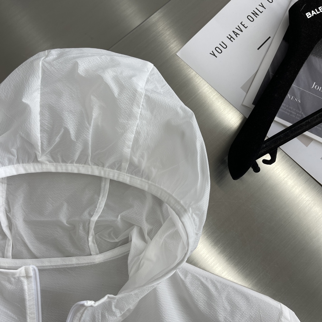 Hoodies & Sweatshirts