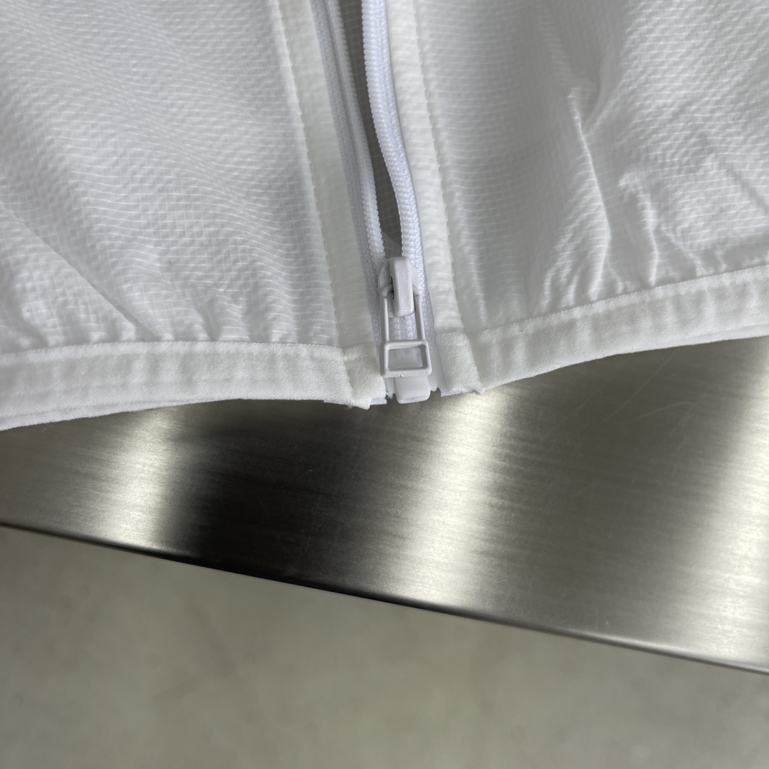 Hoodies & Sweatshirts