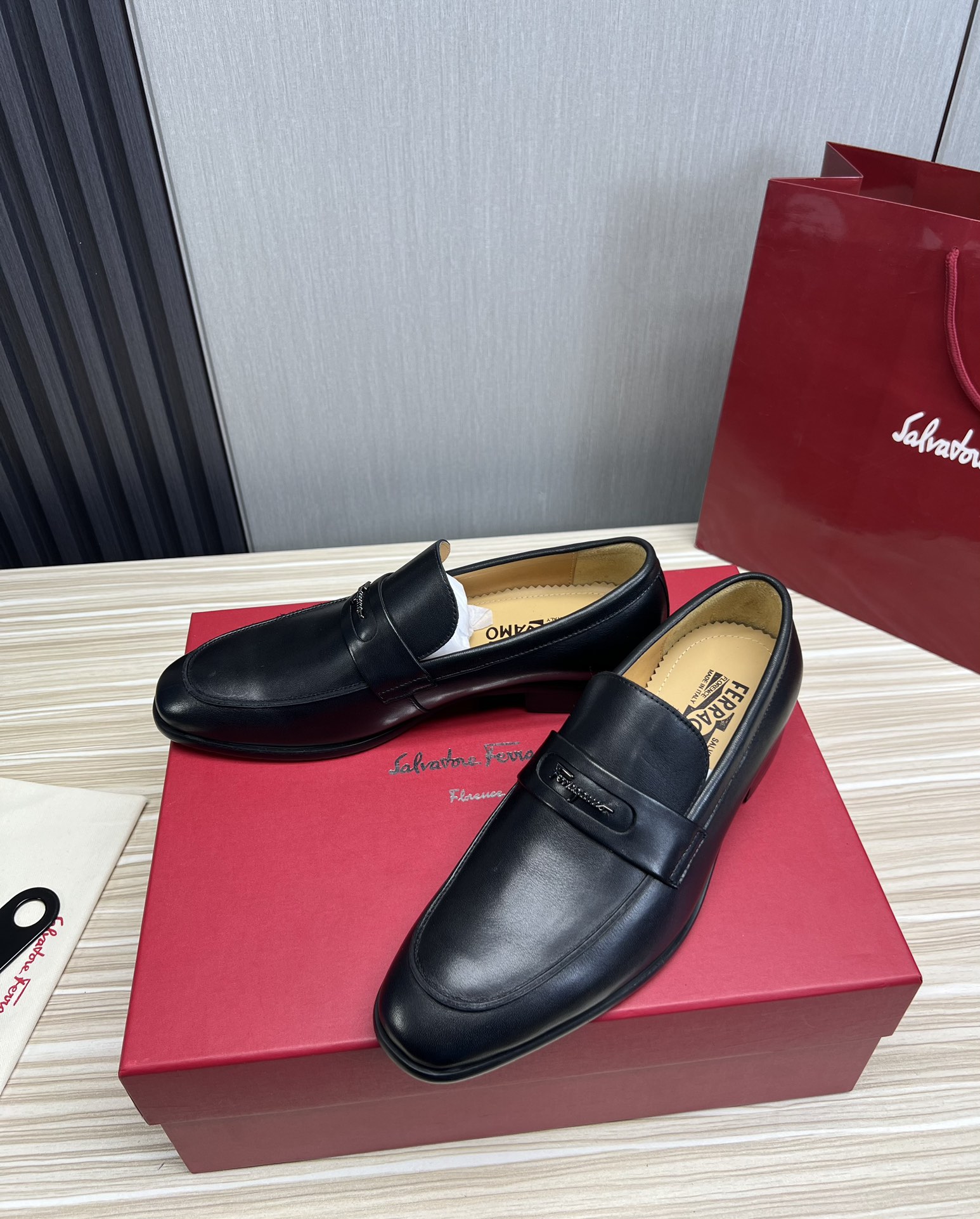 FerragamoSHOES