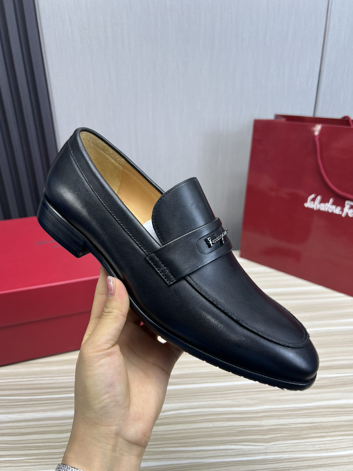 FerragamoSHOES