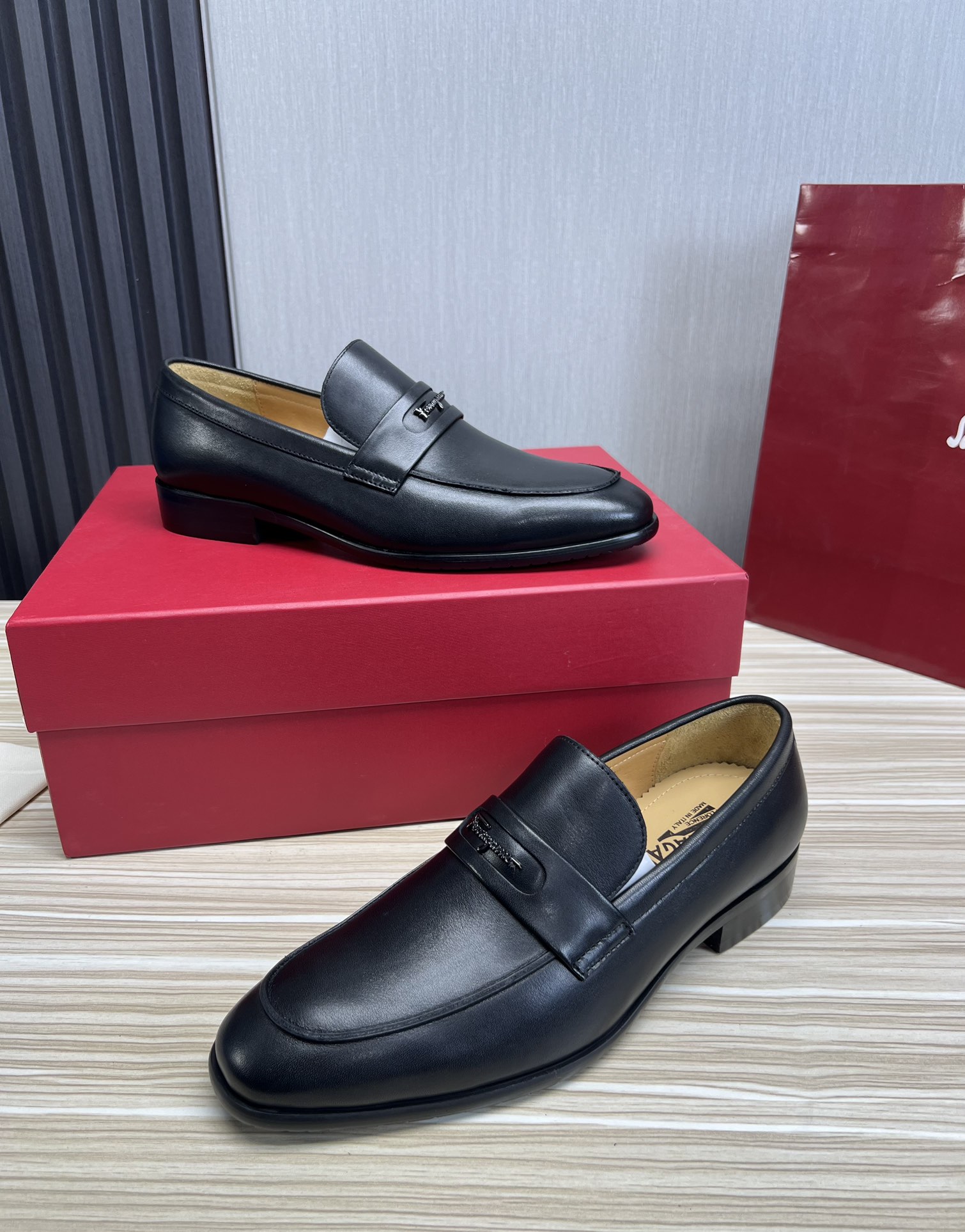 FerragamoSHOES