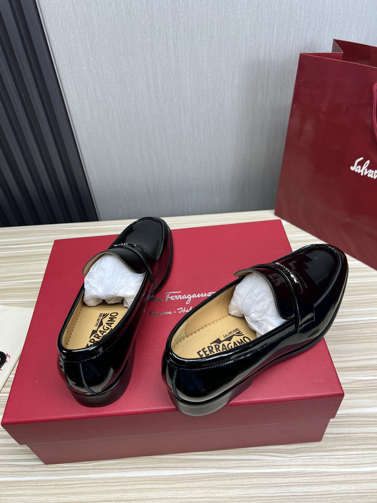 FerragamoSHOES