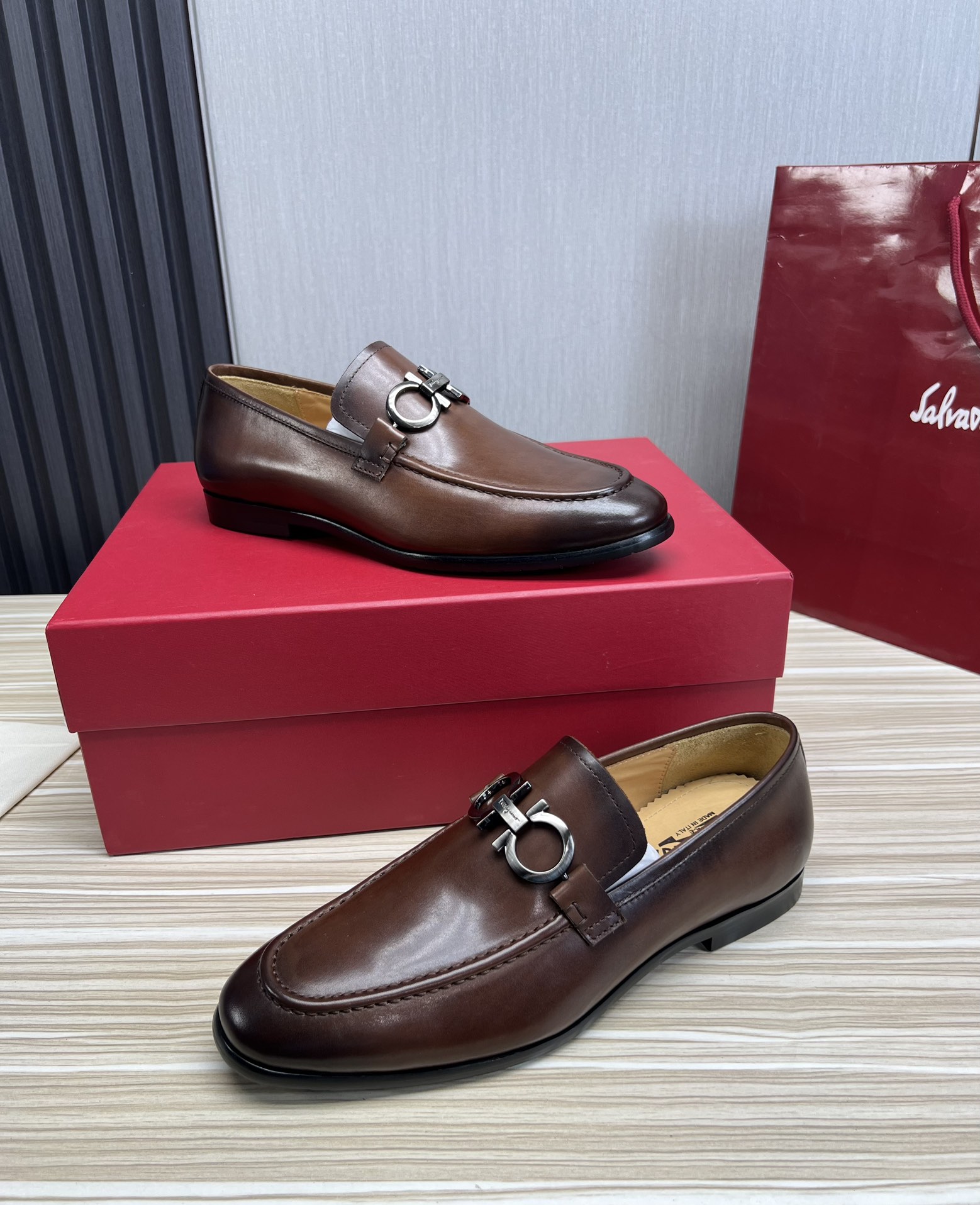 FerragamoSHOES