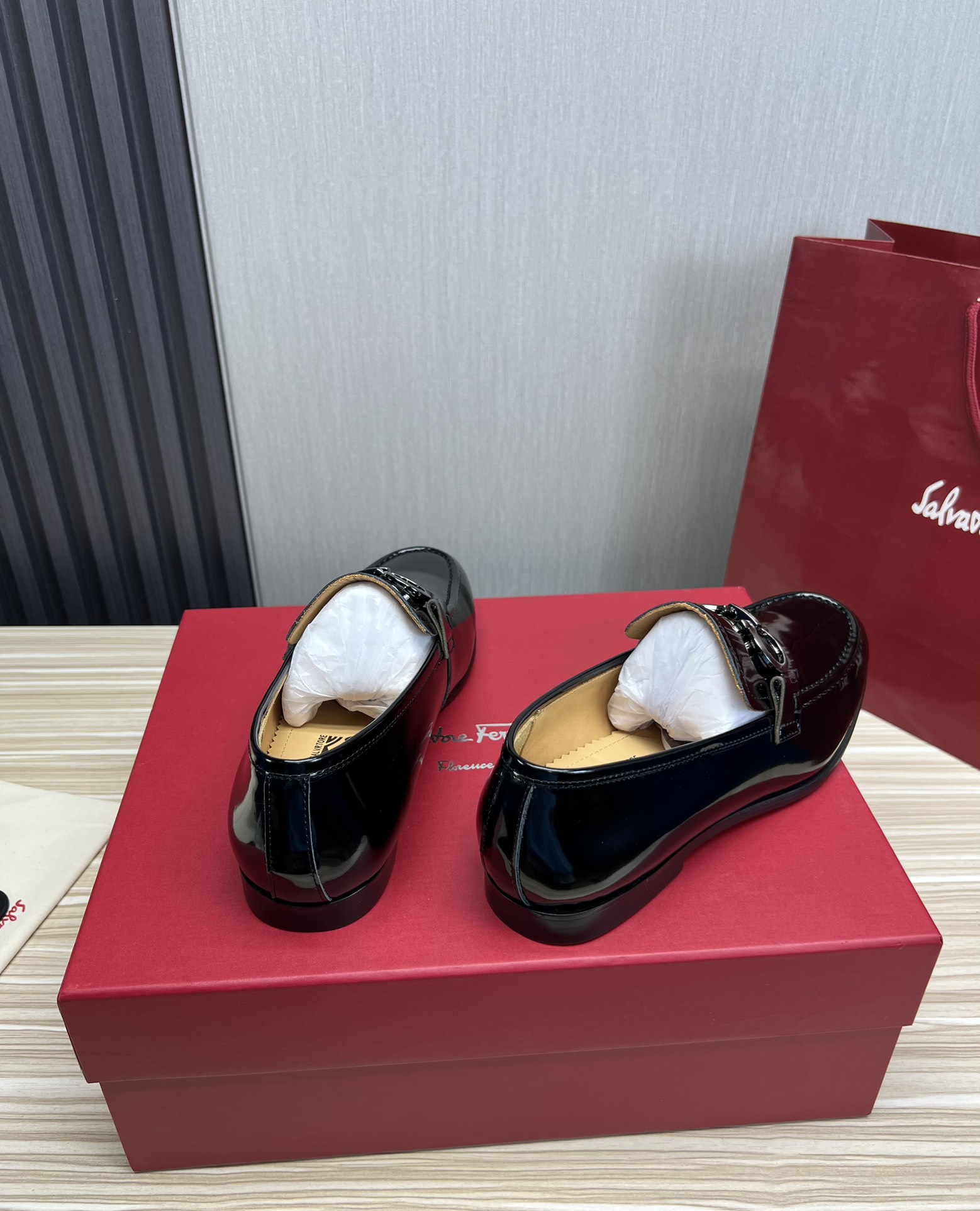 FerragamoSHOES