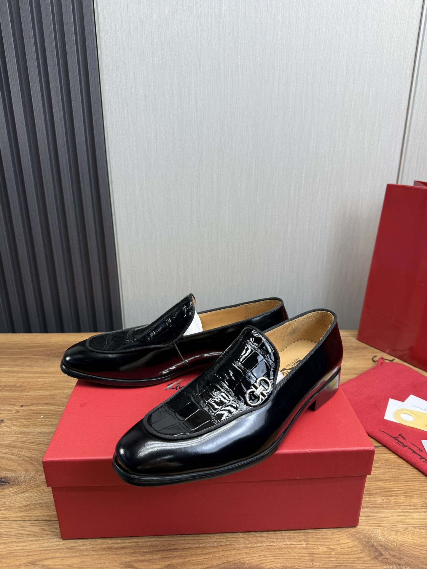FerragamoSHOES