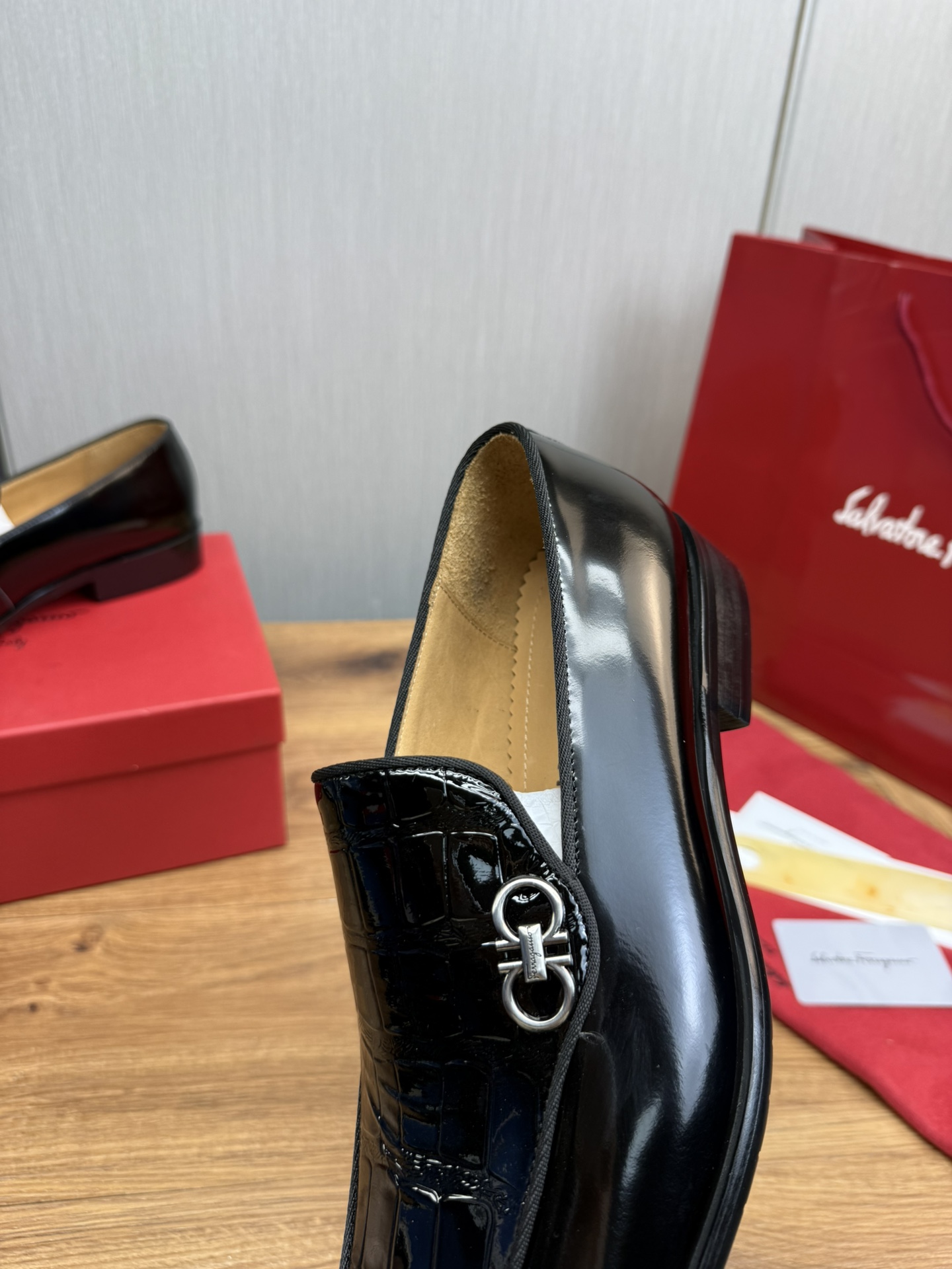 FerragamoSHOES