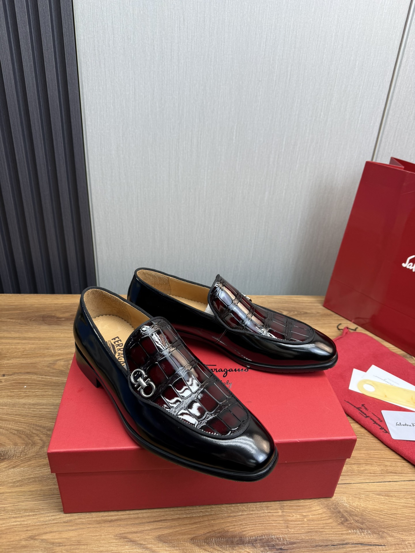 FerragamoSHOES