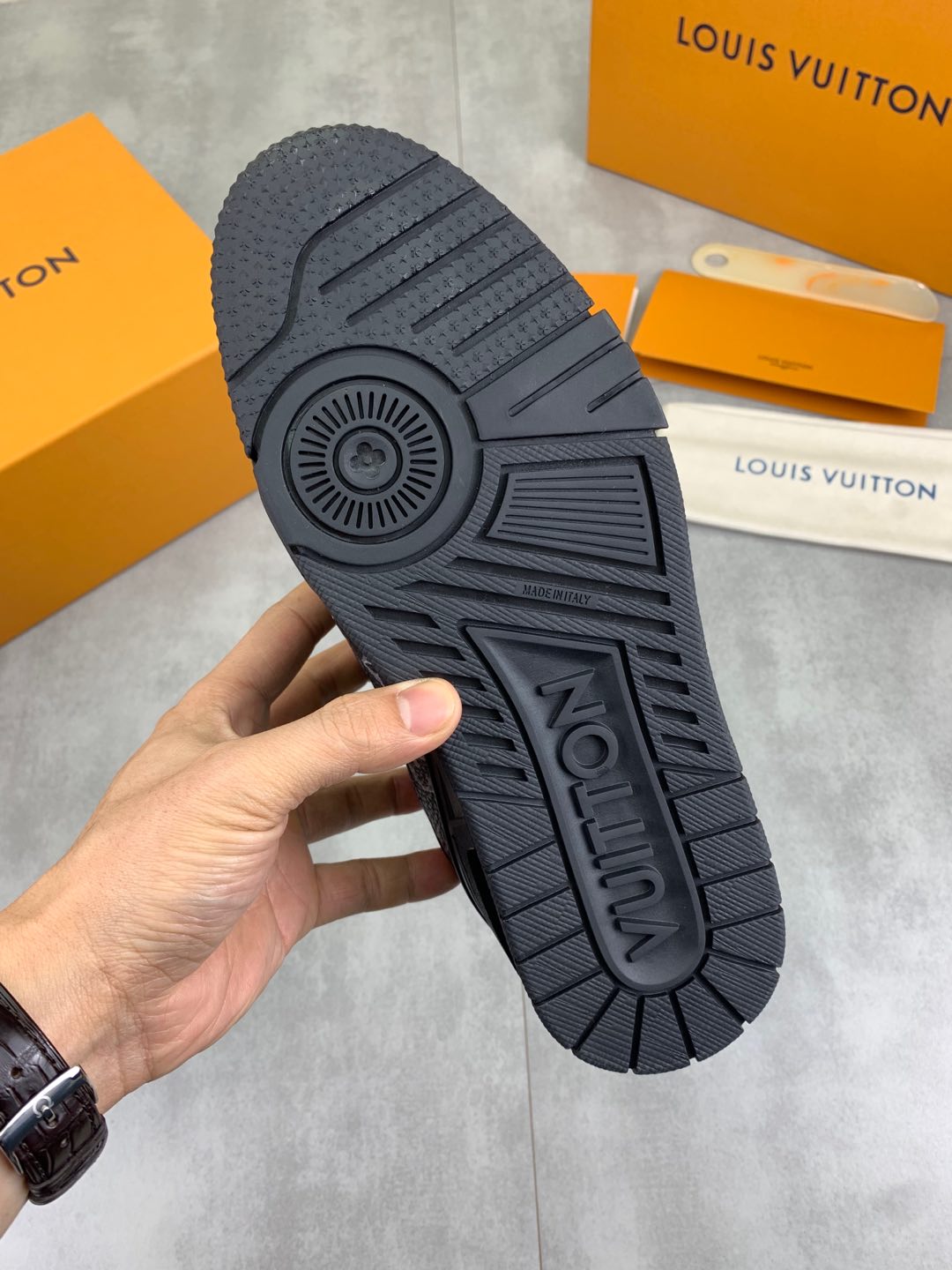 LVShoes