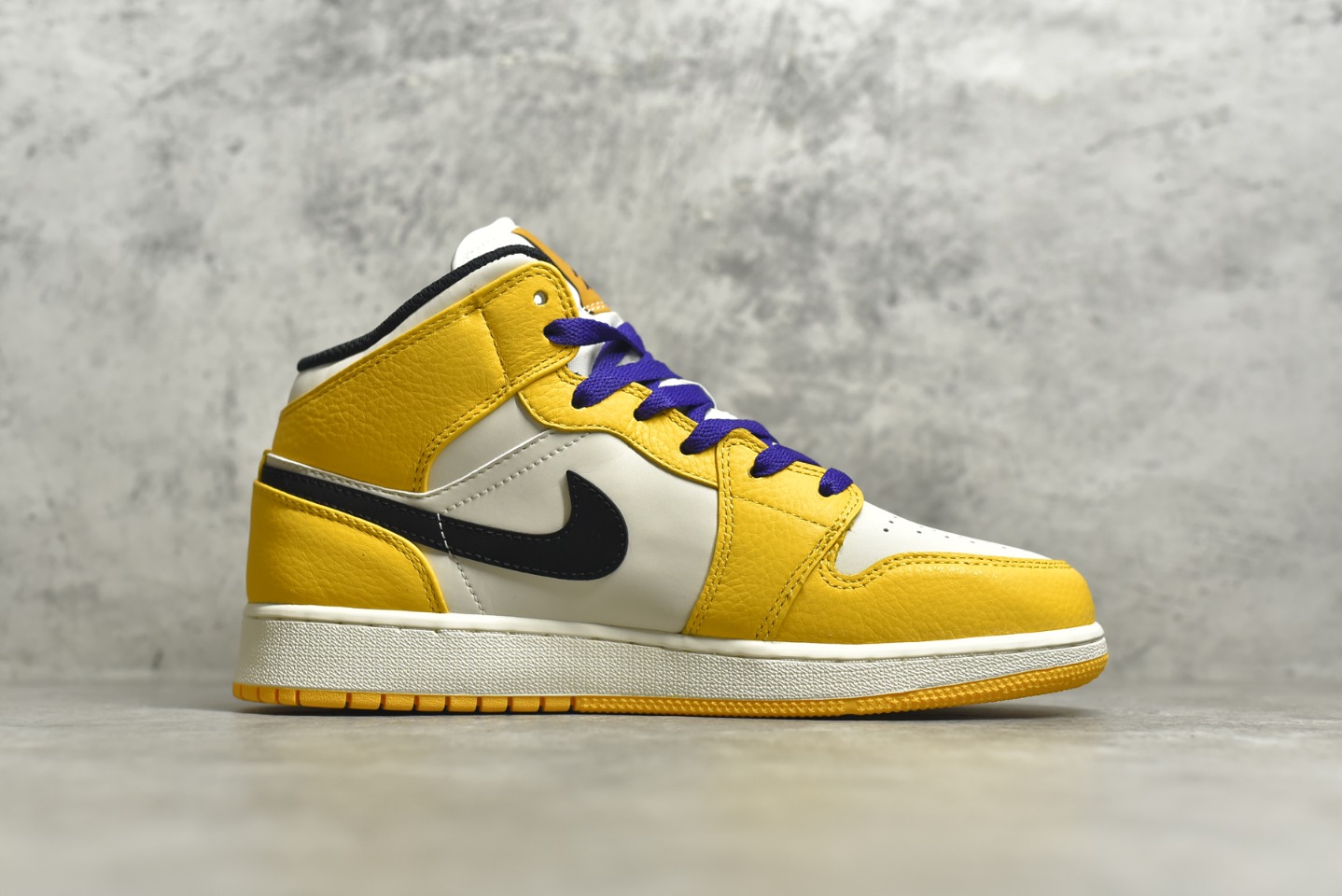 AirJordan1MidSHOES