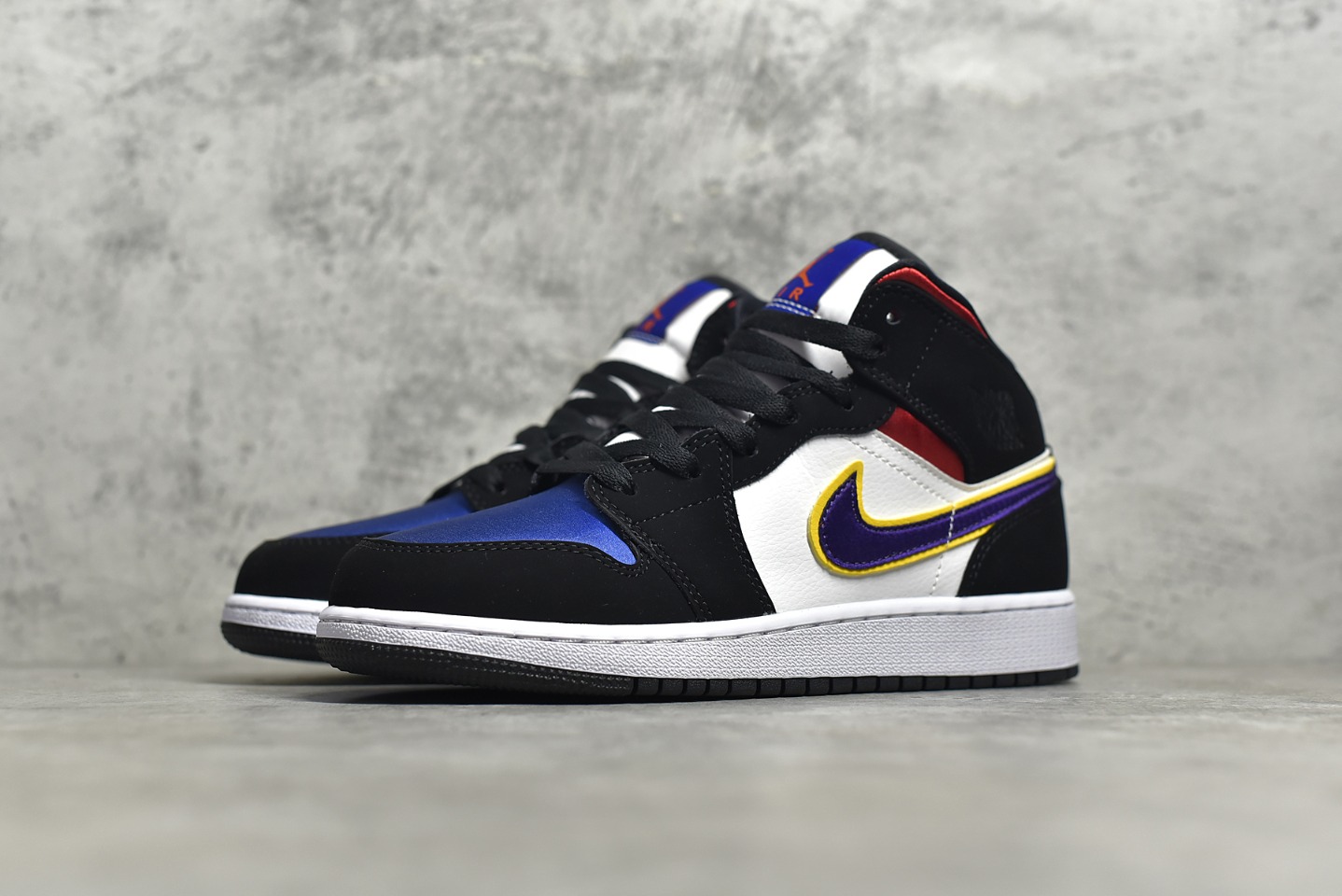 AirJordan1MidSHOES