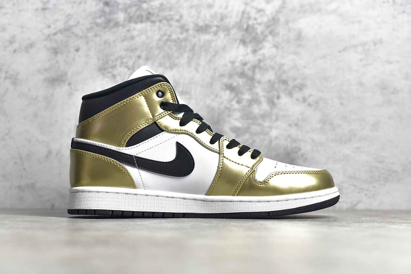 AirJordan1MidSHOES