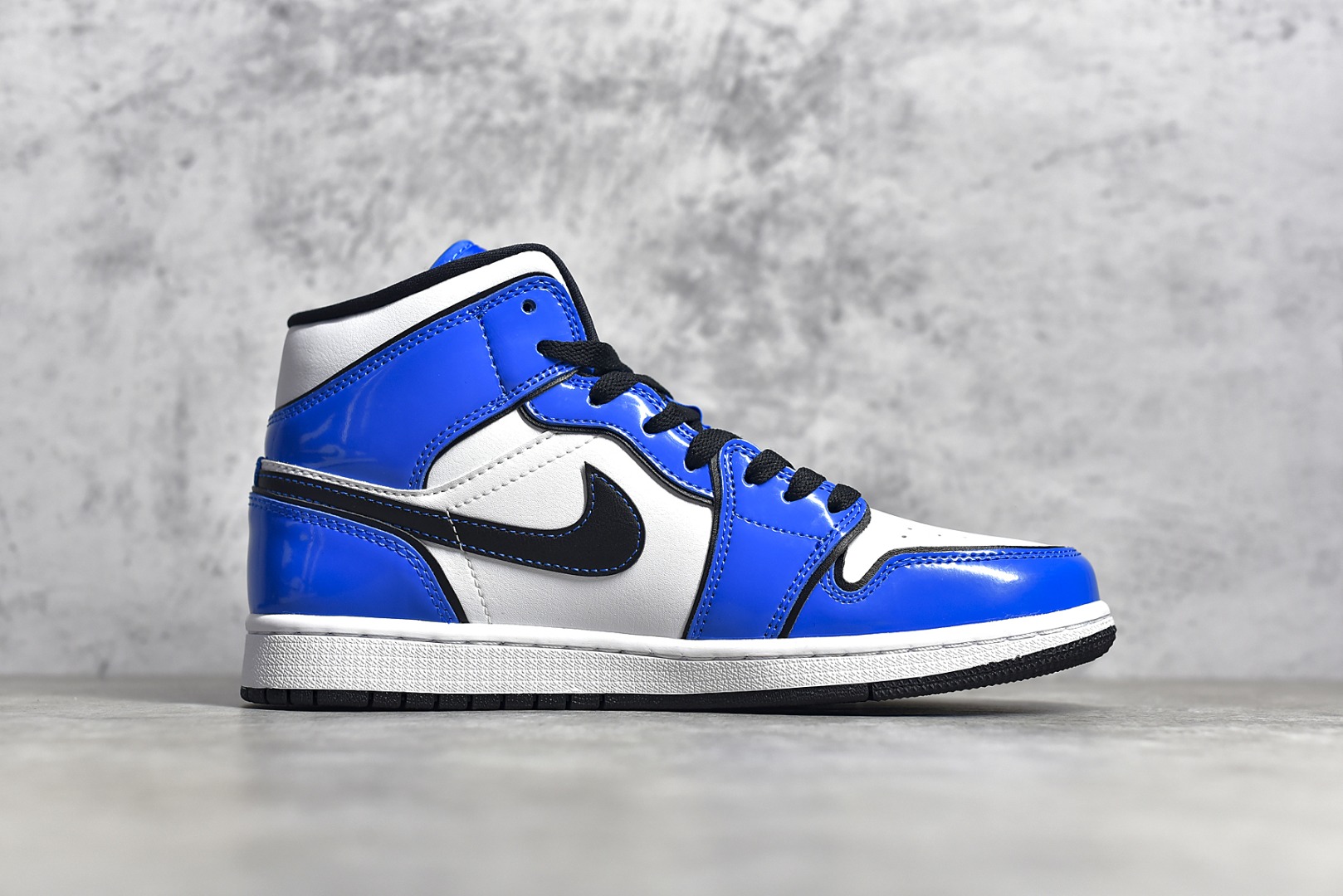AirJordan1MidSHOES