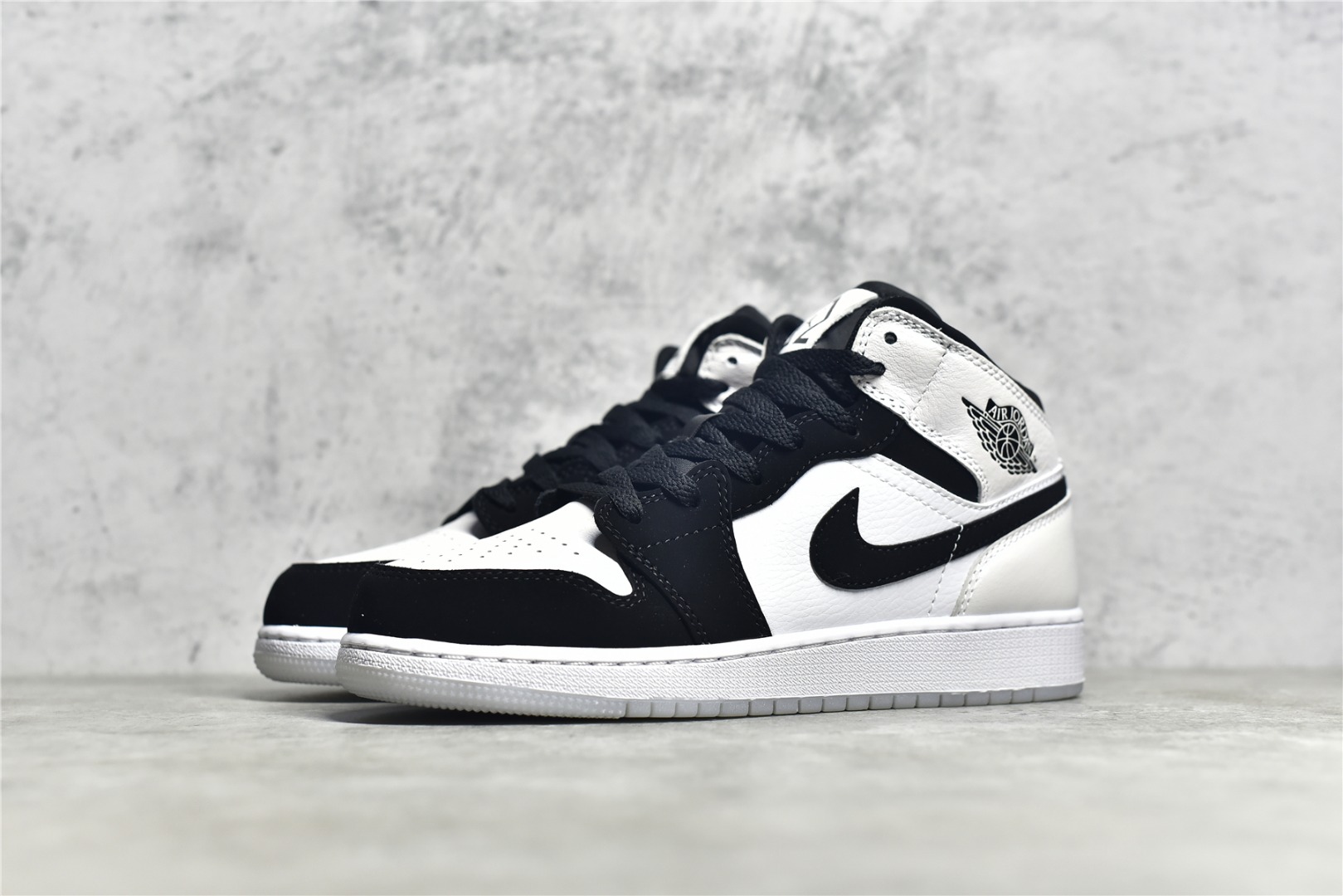 AirJordan1MidSHOES