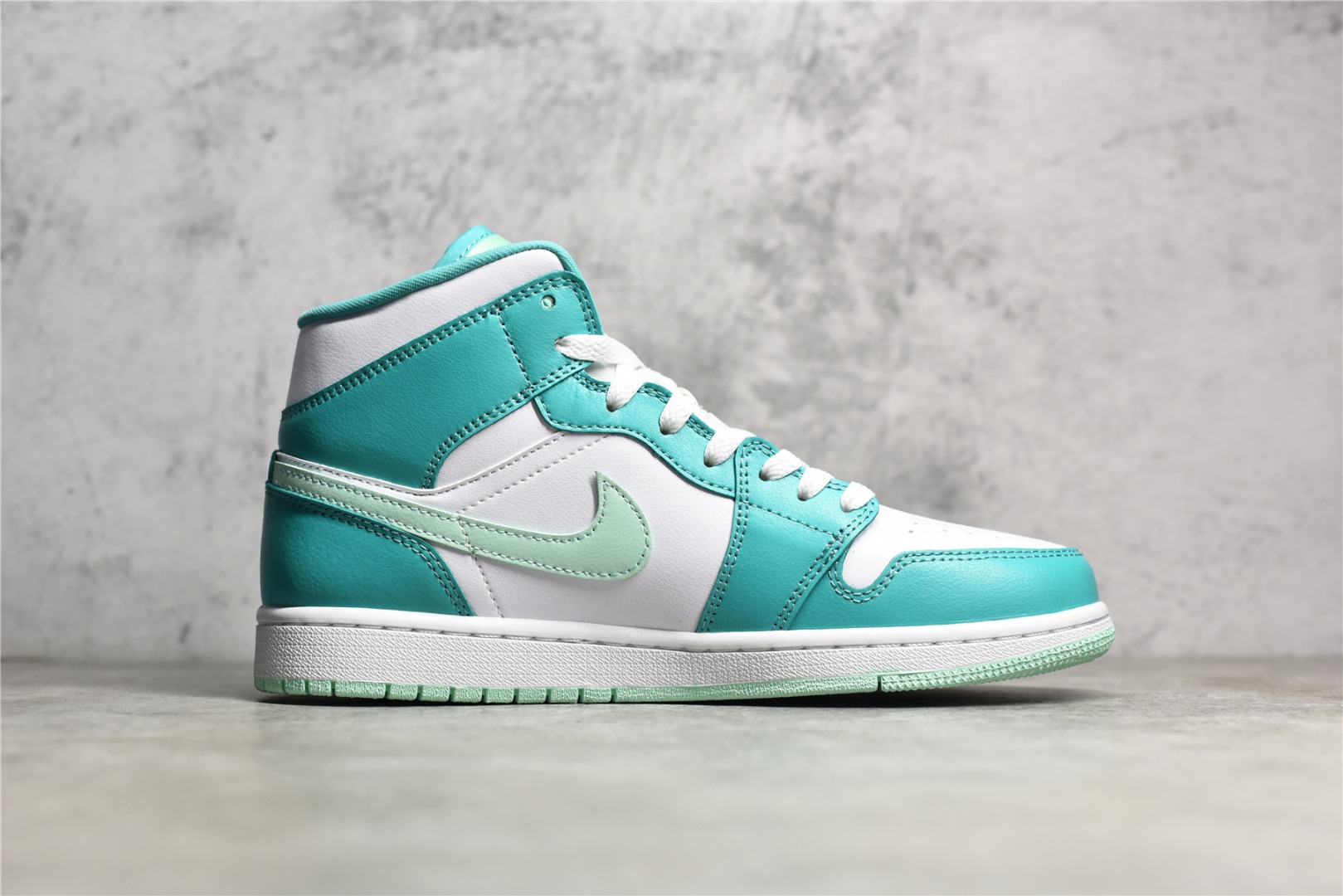 AirJordan1MidSHOES