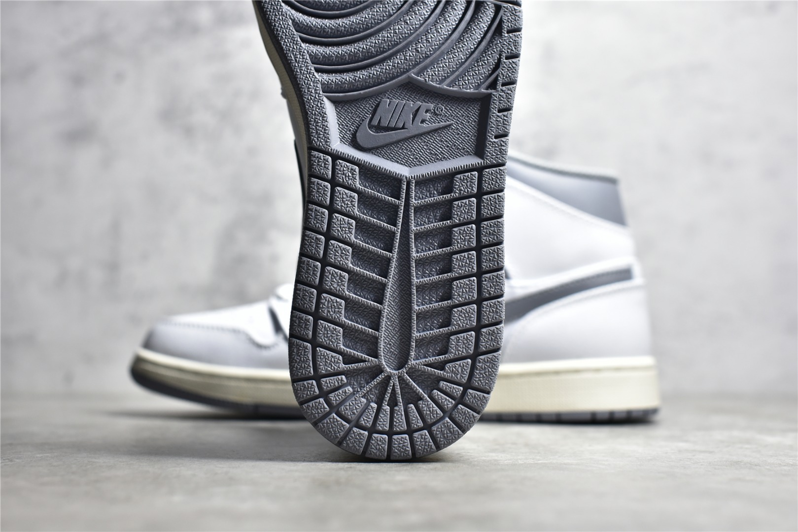 AirJordan1MidSHOES